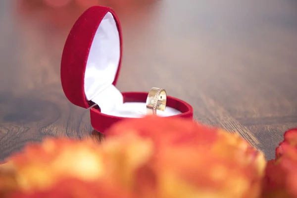 Anillo Boda Rosas Mesa Madera — Foto de Stock