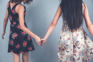 Stüdyoda iki kadın arkadaş el ele verdi.