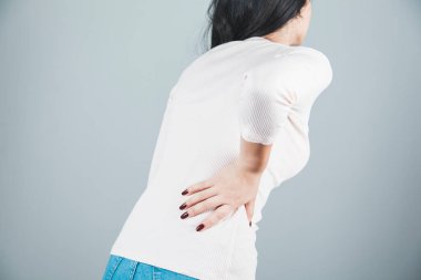 Gri arka planda kadın ağrısı