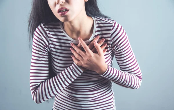 Donna Mano Nel Cuore Dolore Sfondo Grigio — Foto Stock