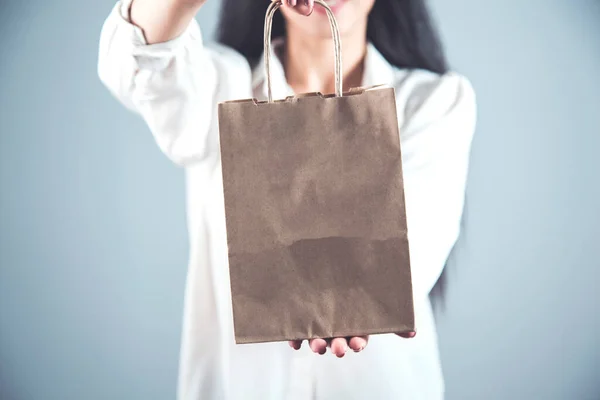 Lycklig Kvinna Hand Shopping Väska Grå Bakgrund — Stockfoto