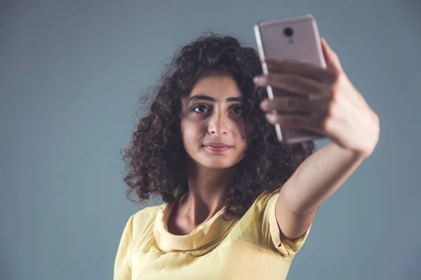 Młoda Kobieta Telefon Selfie Szarym Tle — Zdjęcie stockowe