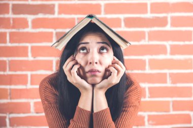 Duvarın arkasındaki kadın başlığı.