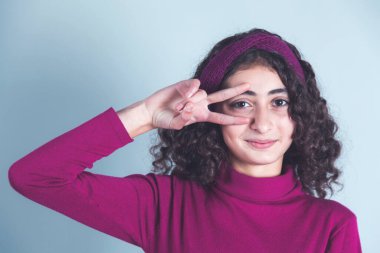 Güzel ve mutlu kadın göz göze