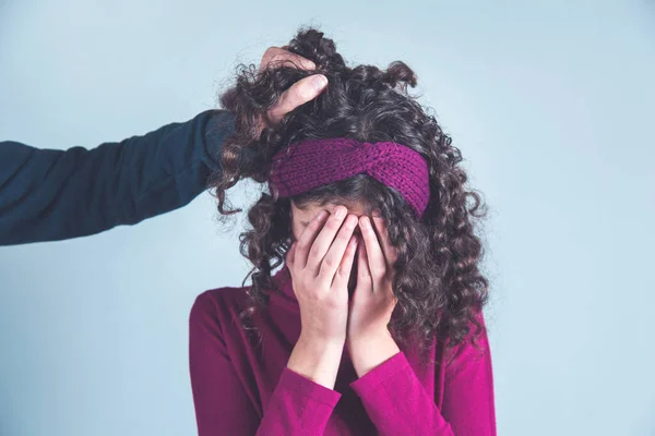 Homme Colère Main Dans Les Cheveux Femme Triste — Photo