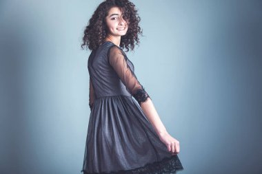 Mutlu ve genç bir bayan stüdyoda.