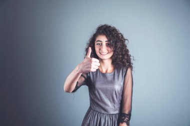 Kadın el parmağı ya da tamam işareti koyu arkaplanda