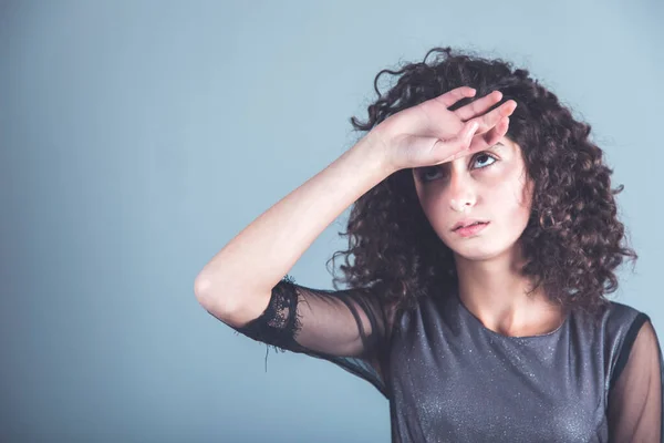 Malade Jeune Femme Main Devant Sur Fond Gris — Photo