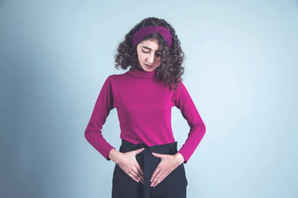 Mulher Mão Dor Barriga Fundo Cinza — Fotografia de Stock