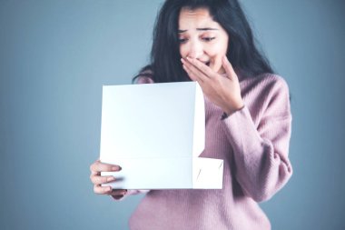 Mutlu kadın beyaz kutuyu tutuyor.