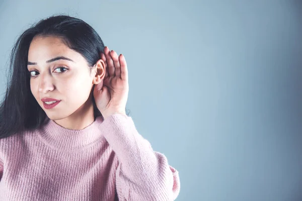 Femme Main Dans Oreille Sur Fond Gris — Photo