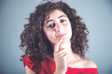 Genç ve güzel bir kadının parmağı dudakta.