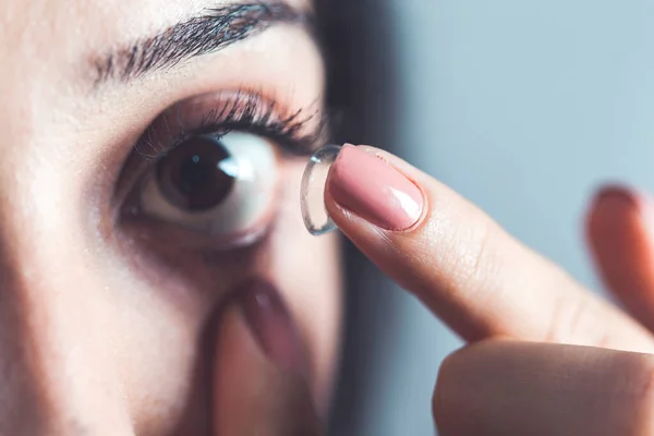 Jonge Vrouw Hand Lenzen Grijze Achtergrond — Stockfoto