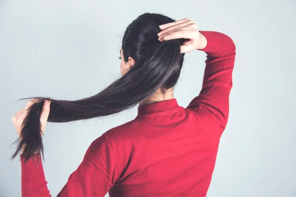 Vrouw Hand Haar Staart Grijze Achtergrond — Stockfoto