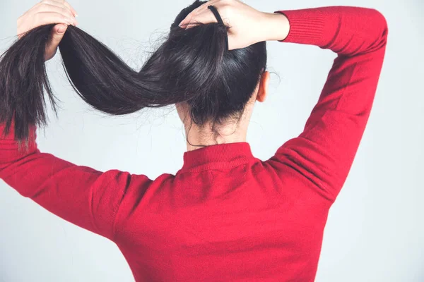 Mujer Mano Pelo Cola Sobre Fondo Gris — Foto de Stock