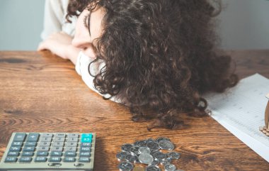 Ofis masasında uyuyan iş kadını