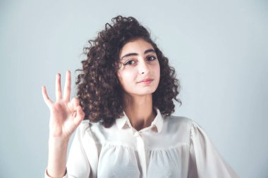 Kadın el tamam işareti gri arka planda