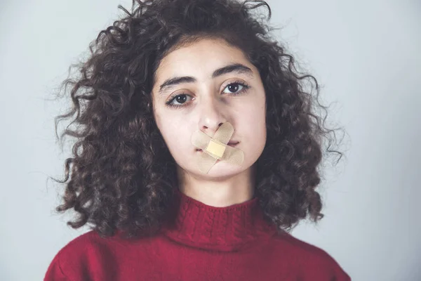 Femmes Tristes Plâtre Lèvres Sur Fond Gris — Photo