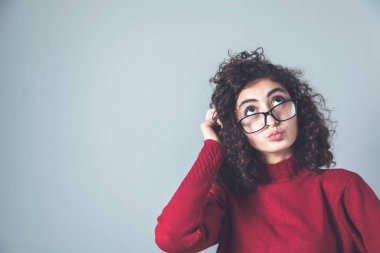 Gri duvar arkasında genç ve düşünceli kadınlar