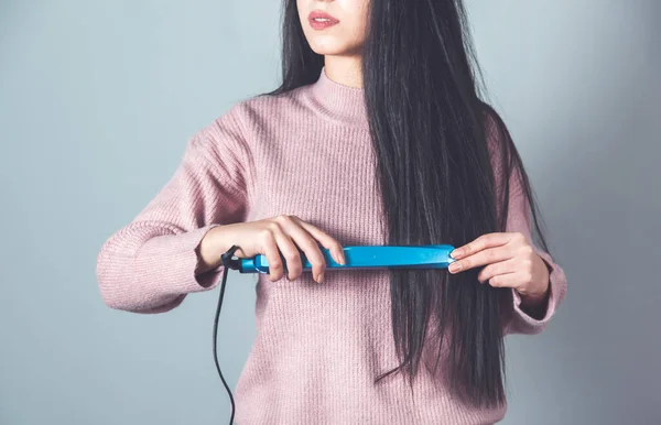 Mulher Cabelo Ferro Com Secador Cabelo Fundo Cinza — Fotografia de Stock