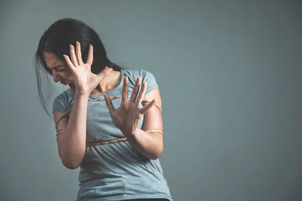 Mulher Chorando Amarrado Com Corda Fundo Cinza — Fotografia de Stock