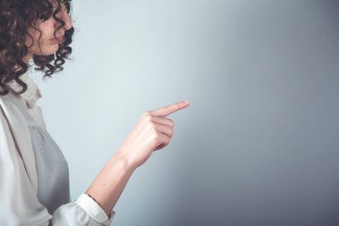 Gri arkaplanda kadın eli değdi