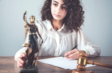 Kadın adalet bakanlığını ve belgeyi masaya uzattı.
