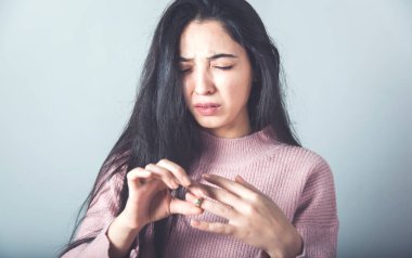 Gri arka planda üzgün kadın el yüzüğü