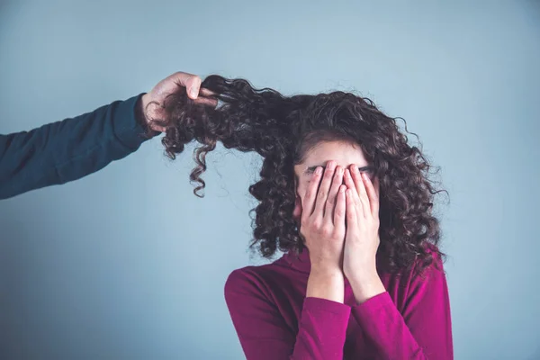 Uomo Tirare Capelli Donna Sfondo Grigio — Foto Stock