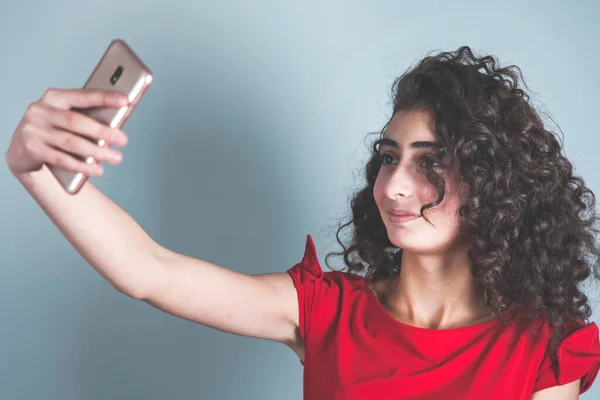 Donna Telefono Cellulare Selfieon Sfondo Grigio — Foto Stock