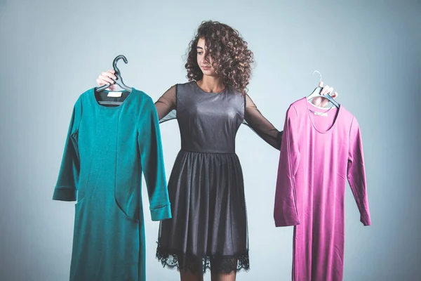 Mulher Escolher Vestidos Fundo Cinza — Fotografia de Stock