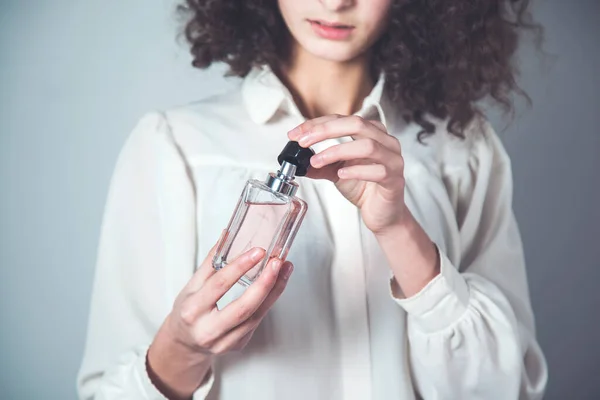 Botella Perfume Mano Mujer Sobre Fondo Oscuro — Foto de Stock