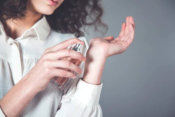 女人手拿香水瓶 — 图库照片