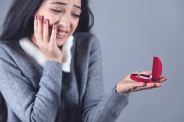 Mutlu kadın el yüzüğü ve kırmızı kutu.