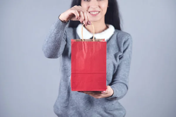 Kvinna Hand Röd Shoppingväska Grå Bakgrund — Stockfoto