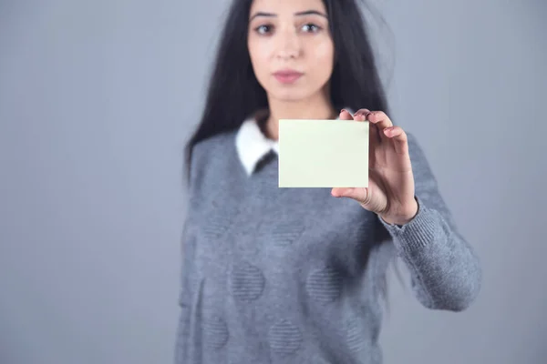 Kvinna Hand Gult Papper Grå Bakgrund — Stockfoto