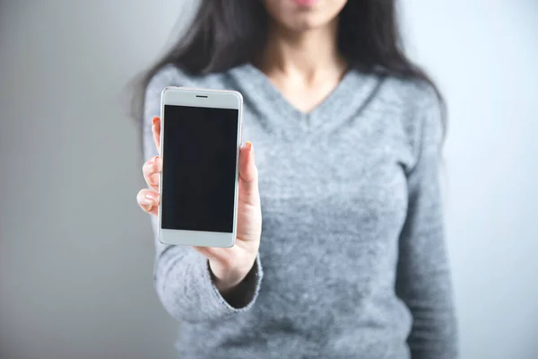 Mano Mujer Sosteniendo Teléfono Inteligente Sobre Fondo Gris — Foto de Stock