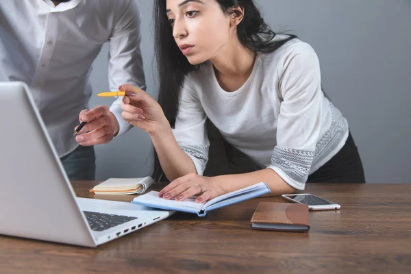 Uomo Donna Affari Che Lavorano Alla Scrivania Dell Ufficio — Foto Stock