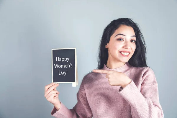 Vrouw Hand Maart Aan Boord Grijze Achtergrond — Stockfoto