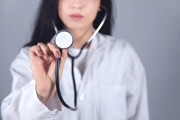 Stéthoscope Main Médecin Sur Fond Mur Gris — Photo