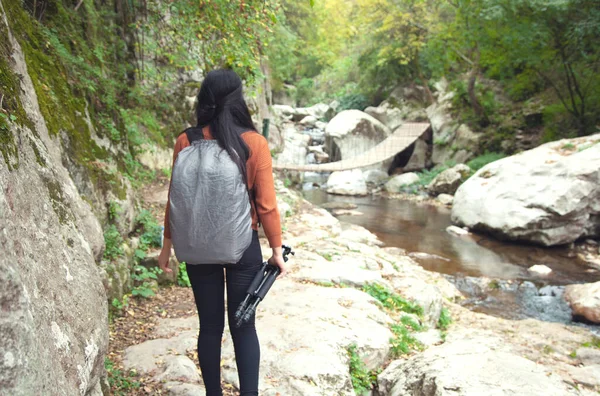 Joven Viajera Hermosa Naturaleza Verde — Foto de Stock