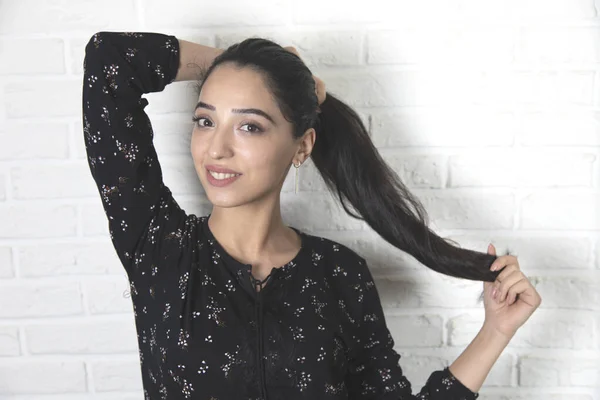 Mujer Joven Cola Pelo Sobre Fondo Pared Ladrillo — Foto de Stock