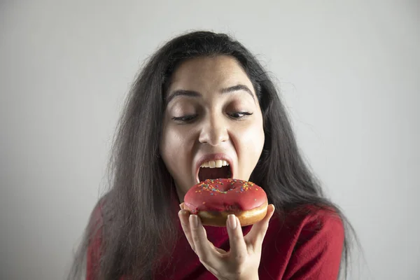 Ευτυχισμένη Γυναίκα Τρώνε Ντόνατ Γκρι Φόντο — Φωτογραφία Αρχείου