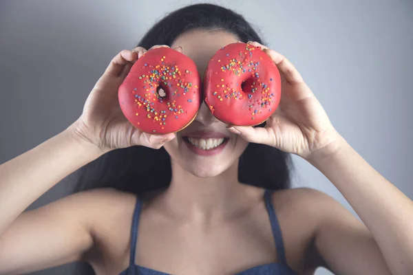 Счастливая Женщина Пончиком Глазу Сером Фоне — стоковое фото