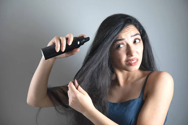 Mulher Mão Líquido Para Cabelo Fundo Cinza — Fotografia de Stock