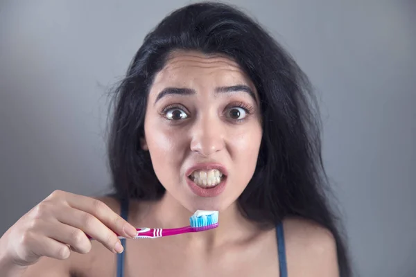 Kobieta Umyj Zęby Szczoteczką Zębów Szarym Tle — Zdjęcie stockowe