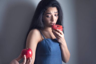 Elmalı çörek ve elma tutan mutlu bir kadın.