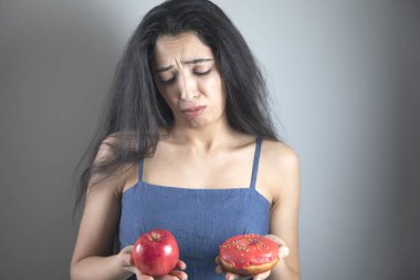 Üzgün kadın el çöreği ve elma