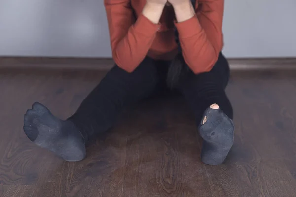 Triste Donna Calzini Indossati Seduto Sul Pavimento — Foto Stock