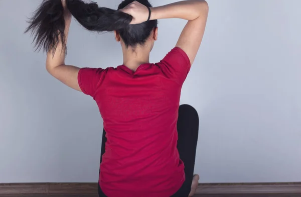 Kobieta Związać Włosy Siedzi Dywanie — Zdjęcie stockowe
